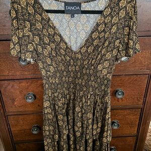 ❣️. Tanoa Black and Gold Patterned Midi Dress with elastic waist